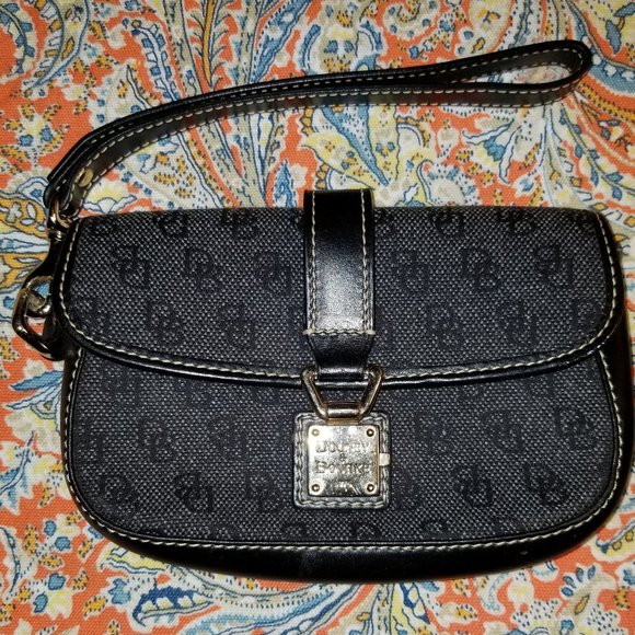 Dooney & Bourke Handbags - DOONEY & BOURKE BLACK WRISTLET PURSE BAG